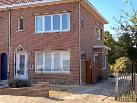 halfopen bebouwing met 2 slpks en tuin met vergezicht