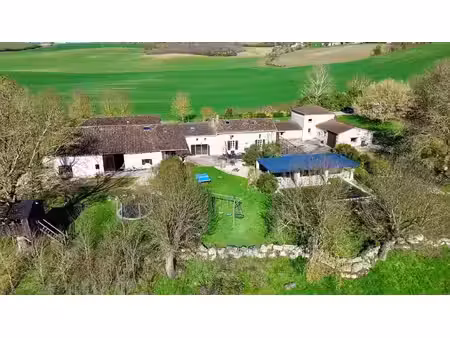 deux maisons  piscines et grange au coeur de la campagne
