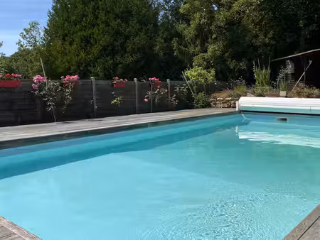 grande maison avec piscine et grand terrain