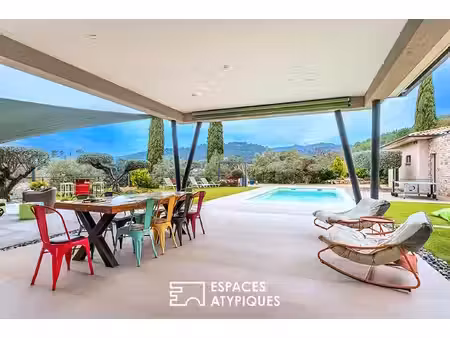 villa contemporaine de plain-pied avec piscine et vue dominante