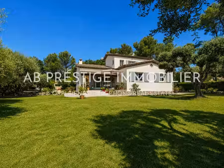 double garage - hyper calme - grand terrain plat - piscine - pool house