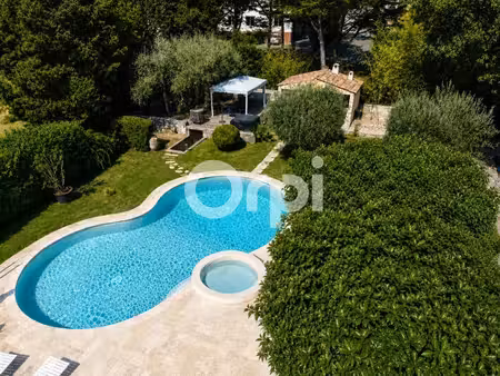 double garage - hyper calme - grand terrain plat - piscine - pool house