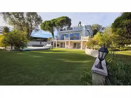 villa moderne de style méditerranéen avec piscine et grand terrain  saint-paul-de-vence