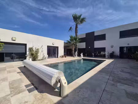 maison d'exception avec piscine  appartement indépendant et dépendances