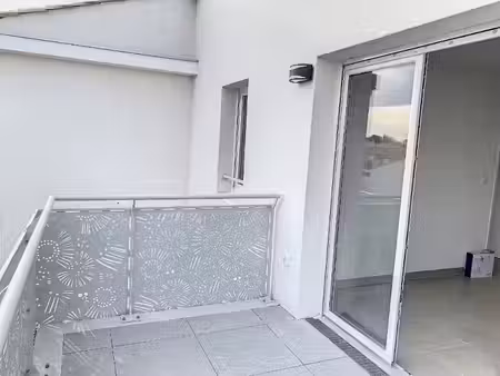 location appartement 2 pièces 42.33 m² à entressen (13118)  670 €
