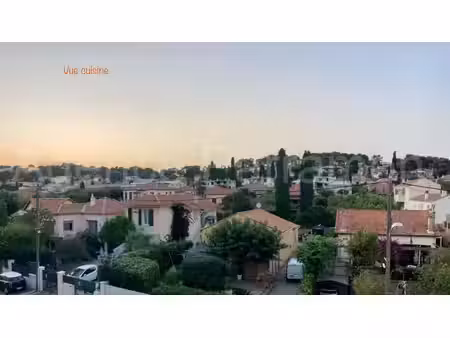 sanary-sur-mer centre – appartement 62 m² rénové – balcon sud – parking privé