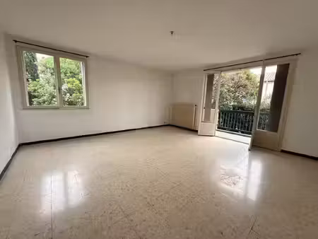 nîmes centre  quartier marronniers  t4 au 1er av. ascenseur  85m2  3 chs  terrasse  balcon
