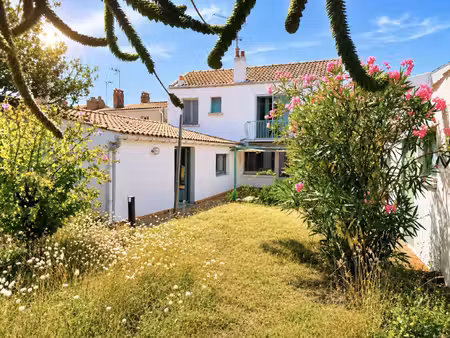 noirmoutier-en-l'ile centre. maison de 211 m2 avec garage et jardin. 461 120 € fai