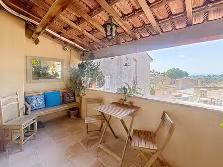 charmant triplex de 5 pièces avec terrasse au cœur de cotignac