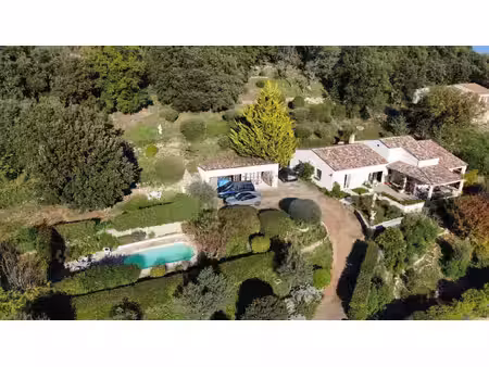 villa de plain pied avec piscine et vue dégagée
