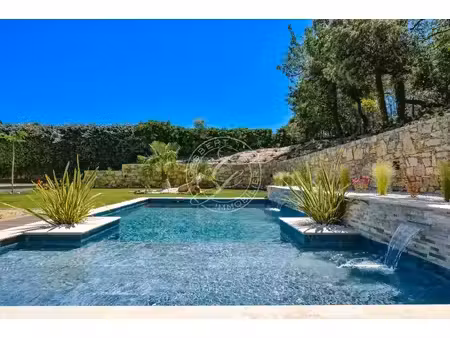 a vendre flayosc - villa de 225 m2 avec piscine à pieds au village