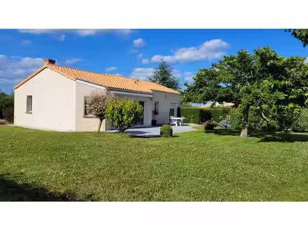 a louer maison familiale située à saint laurent de la plaine composée de 3 chambres et un 