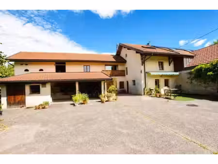 maison mitoyenne de 168 m² avec dépendance de 180 m²
