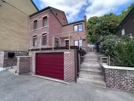maison 3façades en très bon état avec garage et jardin.