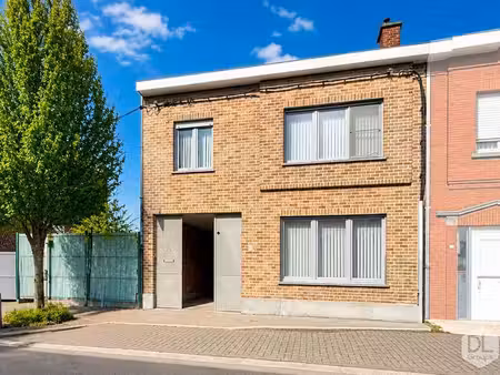 3 façades dans le centre-ville avec 2 chambres et entrepôt