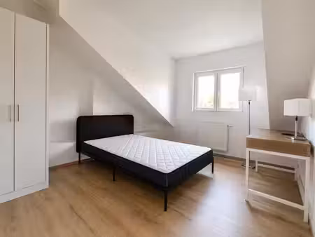 libre immédiatement - chambre meublée dans une maison