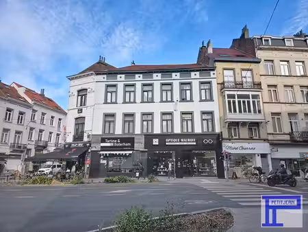 immeuble mixte : 2 commerces + 6 unités d'habitation