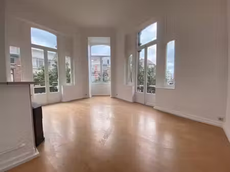 bel apt 1ch en plein coeur du châtelain...a visiter !!!