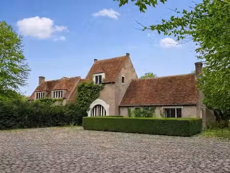 maison de caractère à rénover sur un terrain d'environ 1 5 h