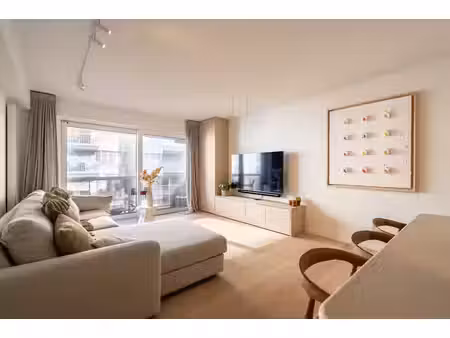appartement ensoleillé avec vue latérale sur la mer