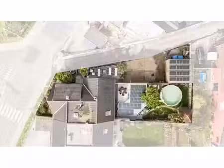maison unique (408 m²) avec 3 ch à burst