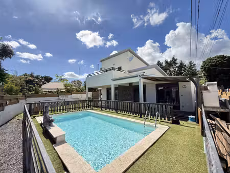 à vendre la possession maison t4 récente avec piscine