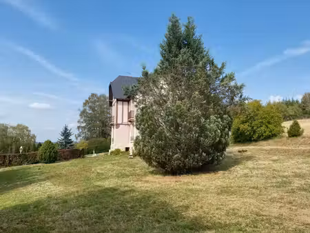 maison ancienne de 1932  située dans un cadre verdoyant et paisible