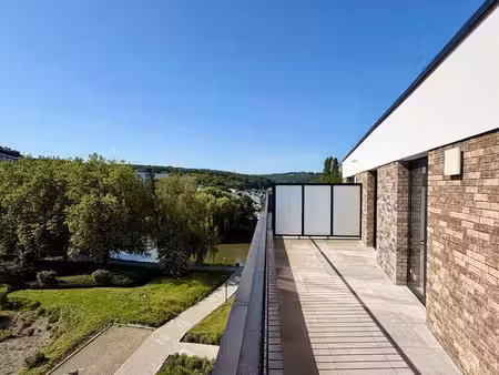 a242 : lumineux appart. 2 ch. + terrasse de ±28 m²