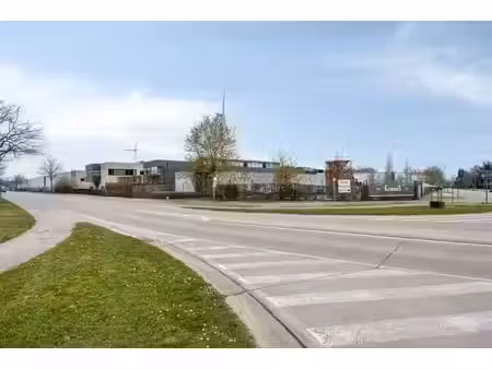 centre de distribution récent avec un espace d'entrepôt de 5