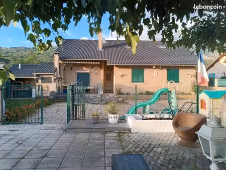 maison dans village  tres ien entretenue