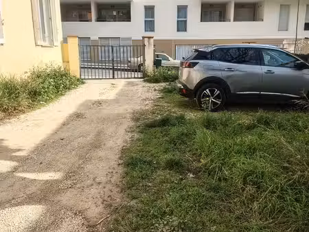 une place de parking a saint jean