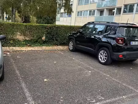 place de parking 5mn à pied de la gare de savigny