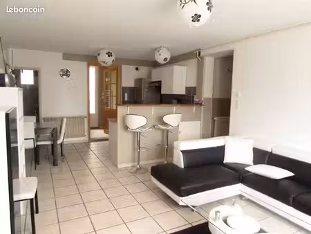 en rdc t3 de 62 m2 a branges avec sa lumière traversante et sa petite terrasse extérieur