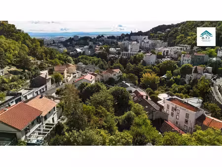 duplex de caractère avec jardin privatif de plus de 600 m²