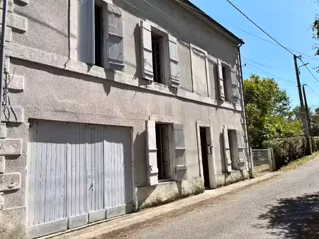 a restaurer jolie maison en pierre avec grand jardin clos  garage
