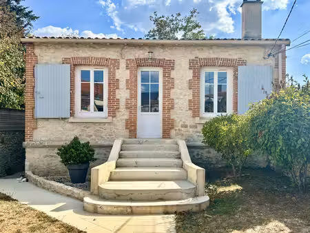 le charme d'une maison ancienne  le calme d'un jardin préservé  en plein centre ville