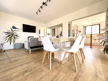 maison à fleuré avec terrain et dépendances