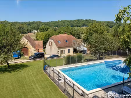 exclusivite secteur gourdon - enclos en pierre comprenant maison  dépendances et piscine..