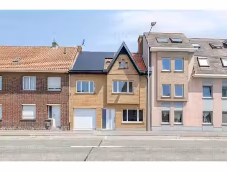 gerenoveerde gezinswoning met vijf slaapkamers te merelbeke