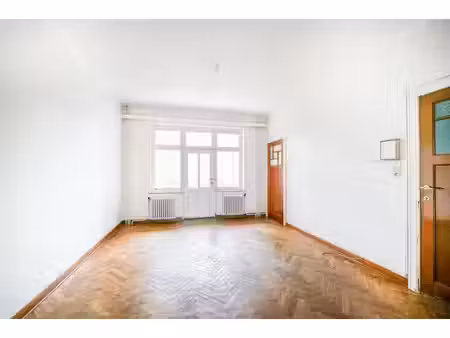 charmant appartement avec balcon à rénover