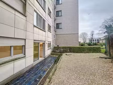laeken : studio rénové de 45m² avec terrasse