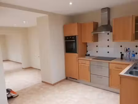spacieuse maison de 4 chambre avec joli jardin fermé