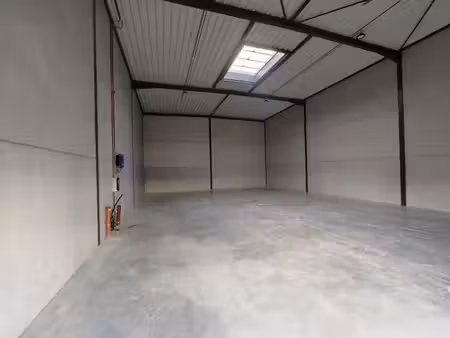 entrepôt 210 m2 (parking + photovoltaïque de 14 4 kw)