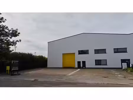 entrepôt avec bureaux rénovés et aire extérieure à louer