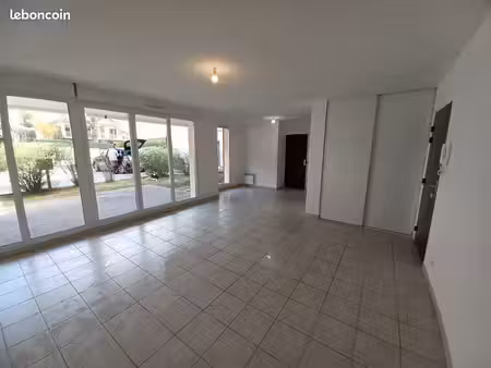 location joli t2 avec terrasse et parking proche gare et centre-ville