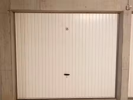 garage avec éclairage