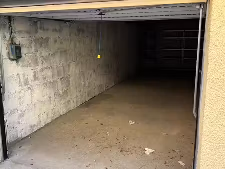 location garage fermé pour stockage uniquement