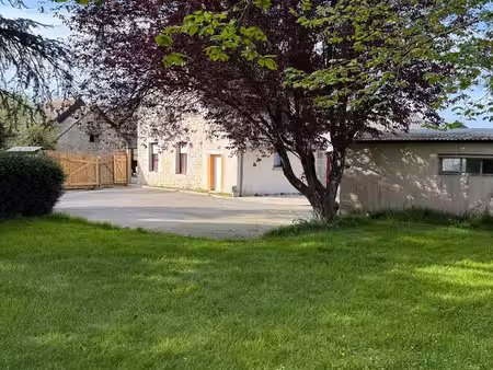 grande maison avec jardin