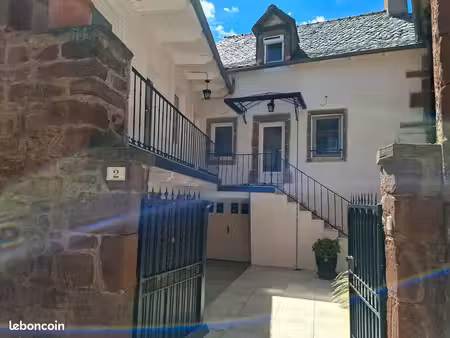 maison atypique en pierre d'environ 125 m2 entièrement rénovée avec goût