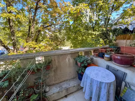 arles – trinquetaille  appartement traversant de près de 100 m² avec 3 chambres et balcon